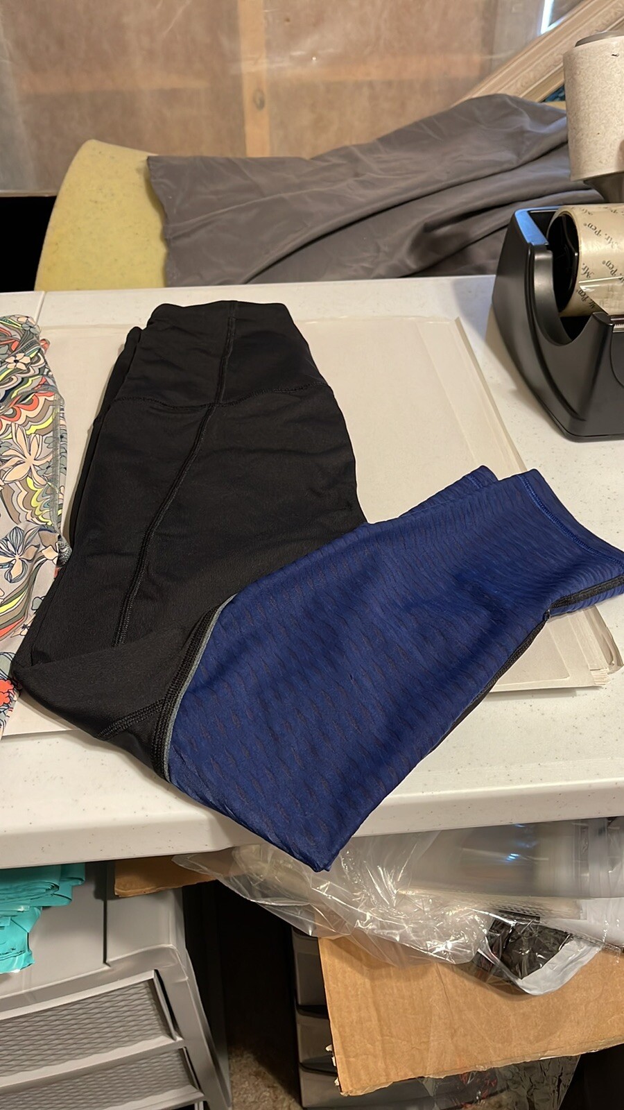 ALTRA Leggings sportivi knockout Victoria Secret taglia S (uno nuovi con etichette l'altro di s mano)