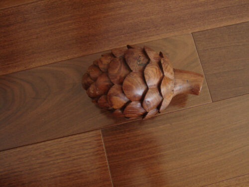 Pinécone en bois massif fabriqué à la main forme sculptée 7 x 5 pouces - Photo 1 sur 5