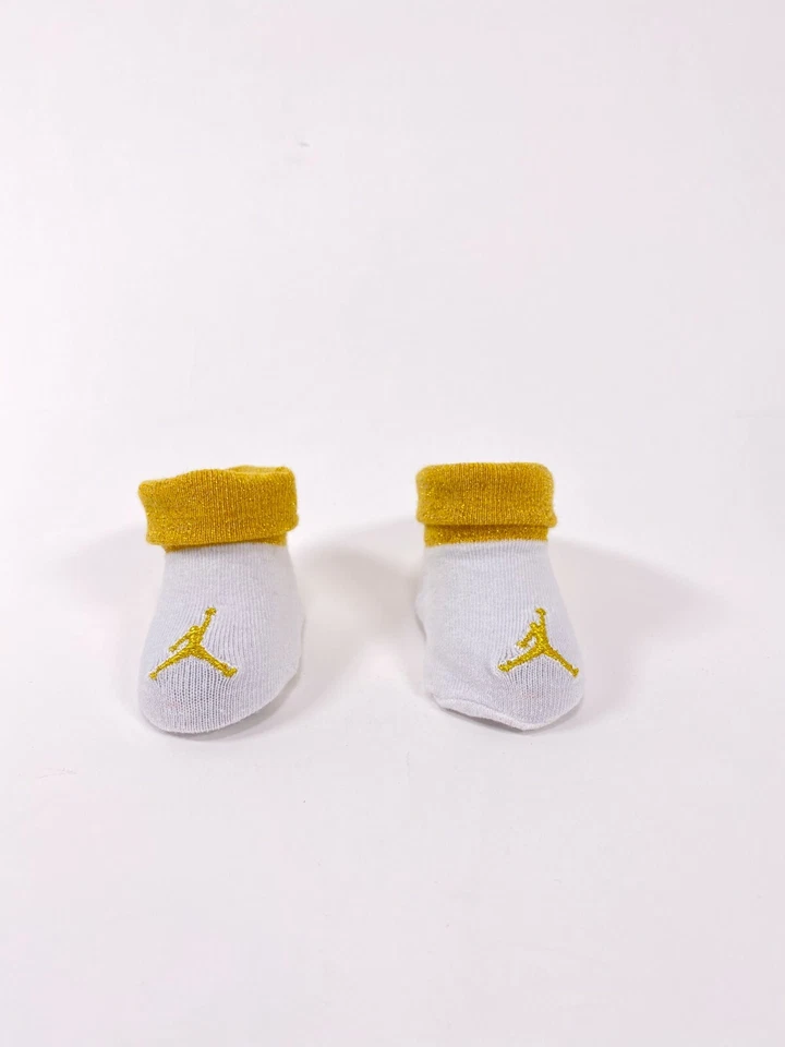 Jordan Conjunto Infantil 3 Piezas No Olvides Pack de Gorra Infantil, Body y Botín Foto 3 de 4