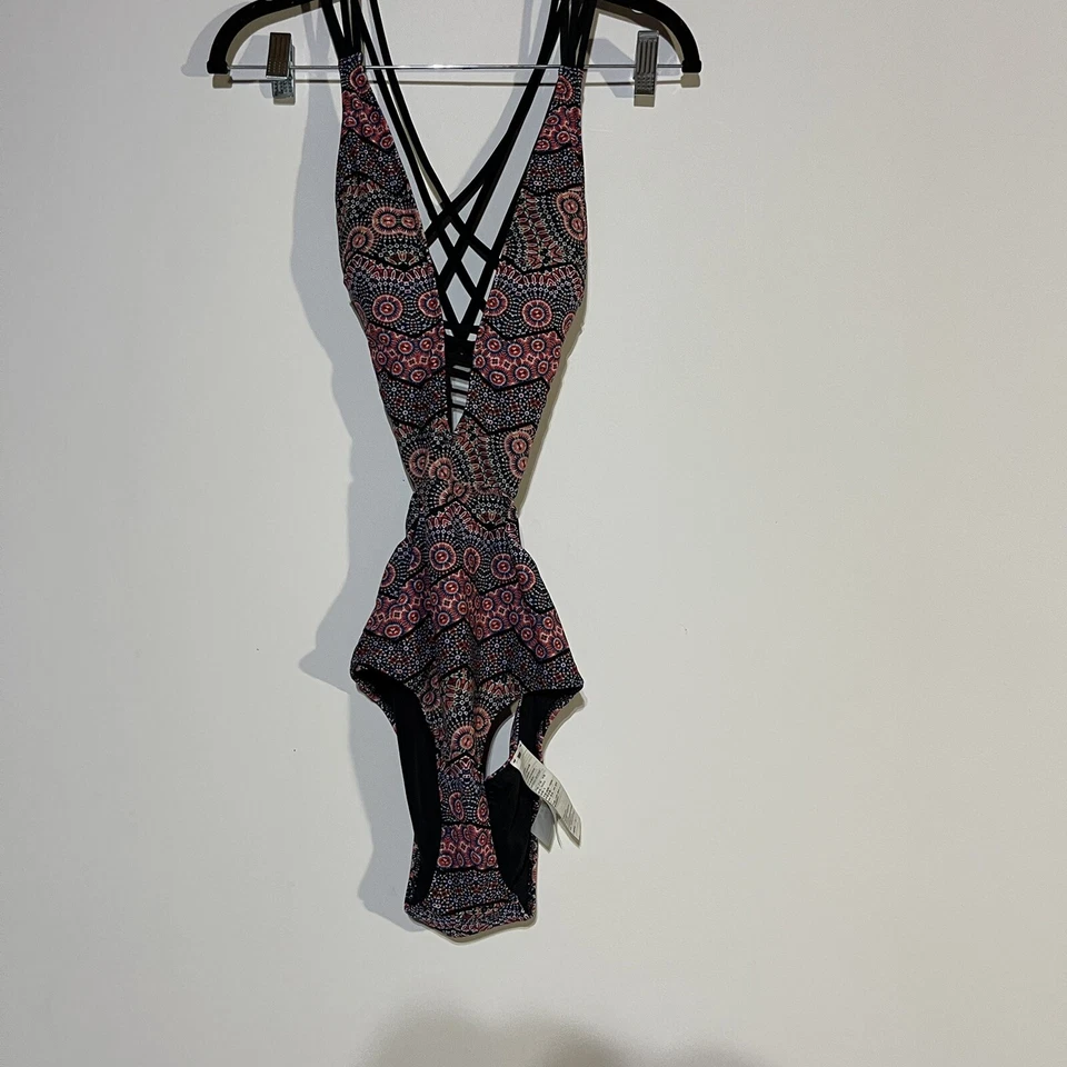 Traje de baño Abercrombie & Fitch para mujer pequeño con tiras recortadas de una pieza Foto 2 de 4