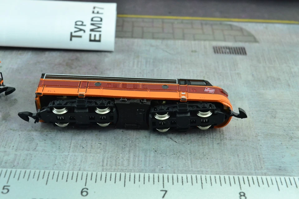 Marklin 88603 The Milwaukee Road F7 Diesel Locomotive 5 Pole Motor + Caboose Z - Image 4 of 4