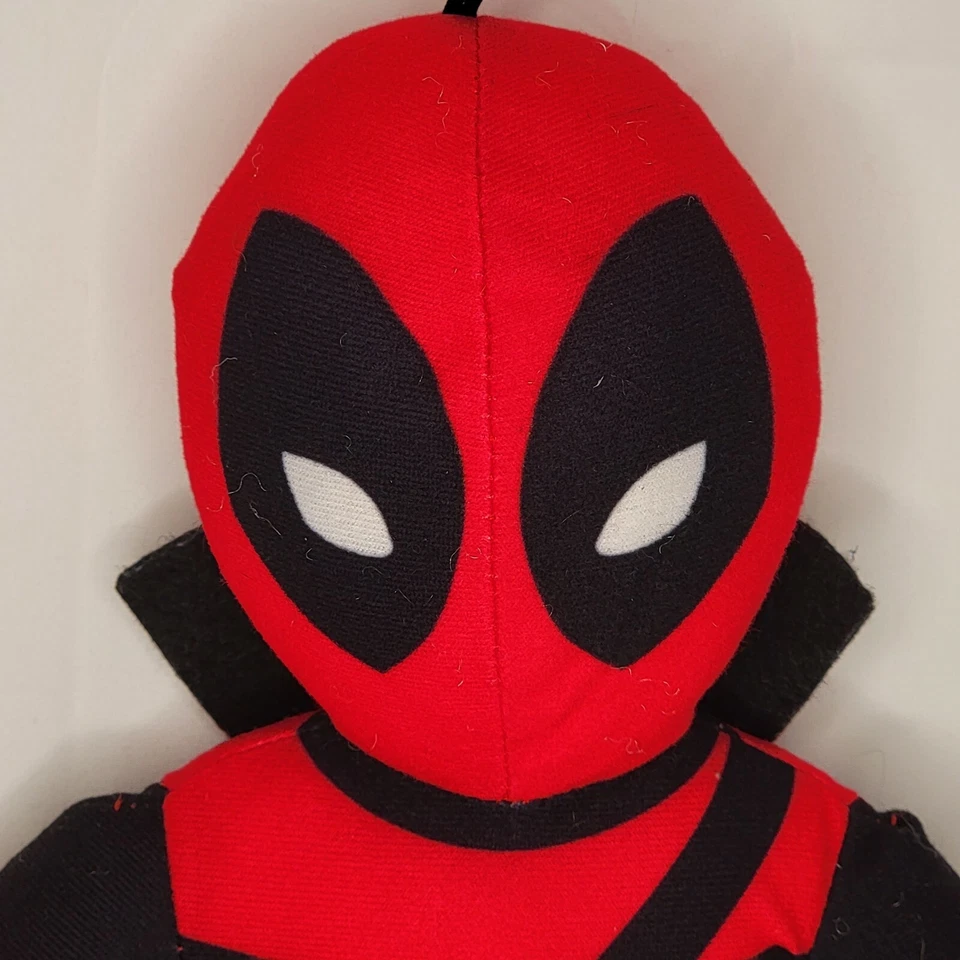 Juguete de peluche de héroe de cómic Marvel Deadpool de 15" con espadas Marvel Studios Foto 2 de 4
