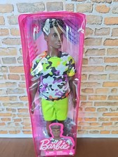 Barbie Fashionistas Ken 183 maglietta mimetica afroamericana pantaloncini lime HBV23 Mattel