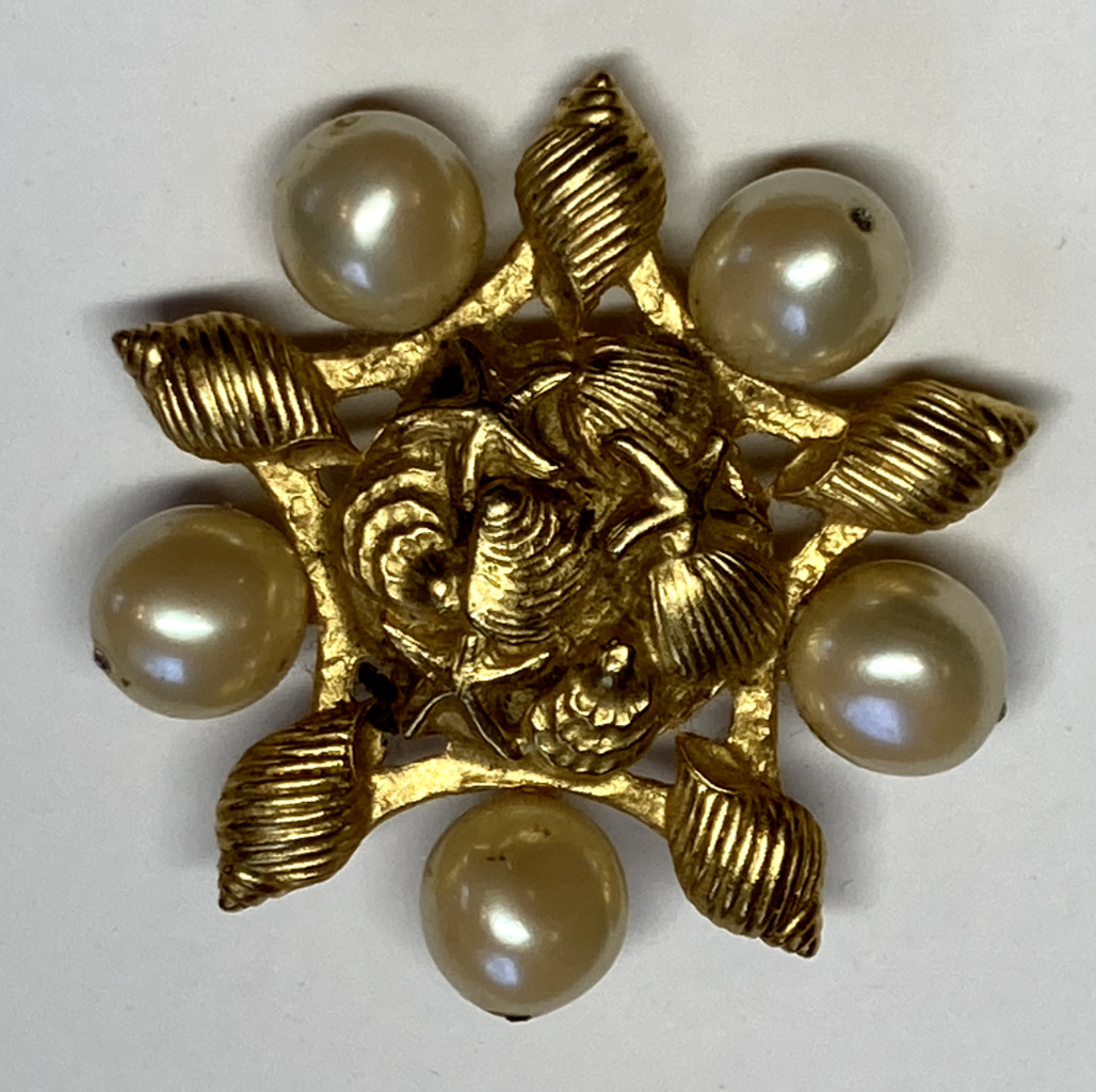 Vintage Brooch by CRAFT: round with seashells