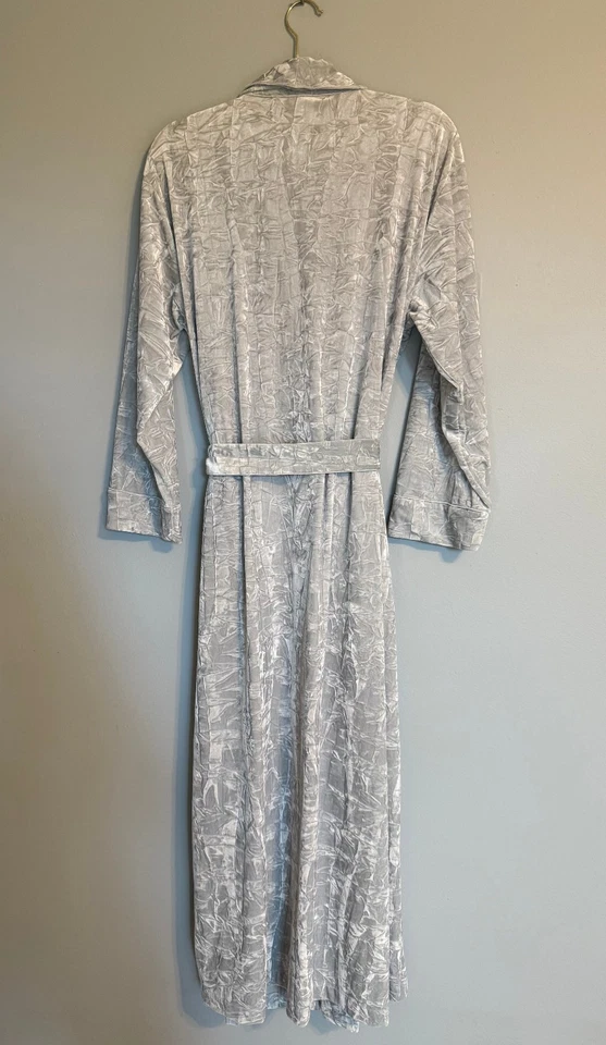 CABERNET ЖЕНСКИЙ ХАЛАТ. РАЗМЕР: S СЕРЕБРО ИЗМЕЛЬЧЕННЫЙ БАРХАТ ПОДПОЯСАННЫЙ КАРМАНЫ С ДЛИННЫМ РУКАВОМ - Изображение 3 из 4