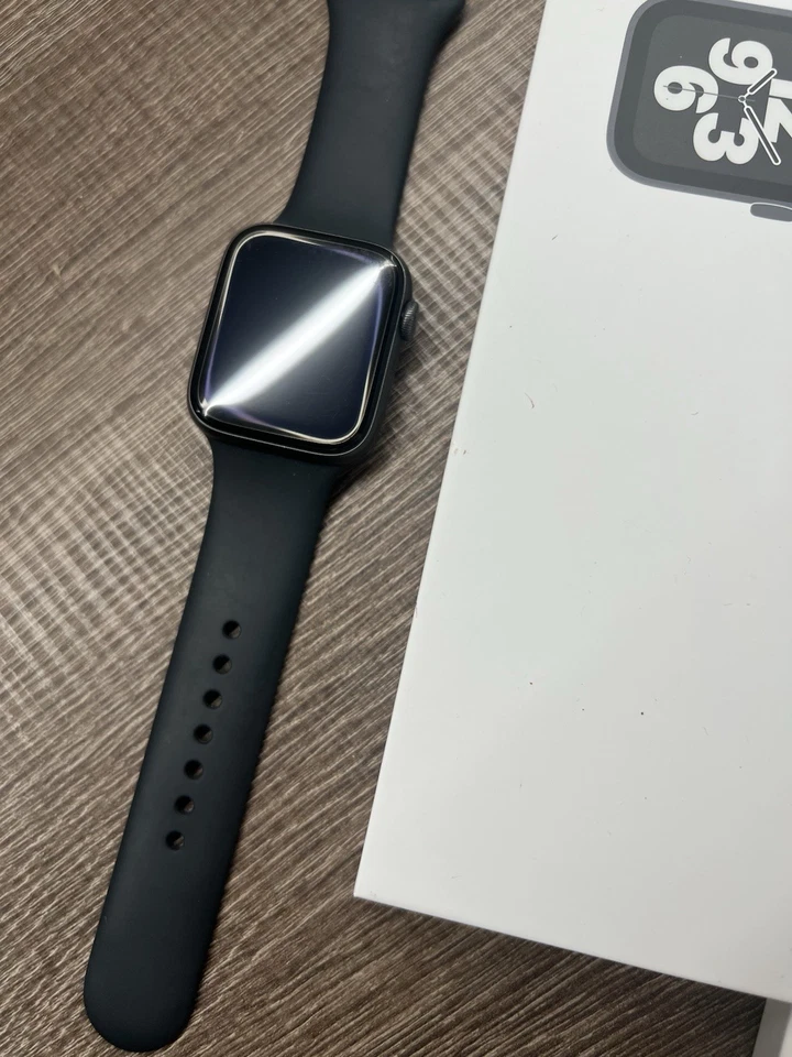 Apple Watch SE (2a generazione) 44mm Cassa in Alluminio con Sport Loop -... - Immagine 4 di 4