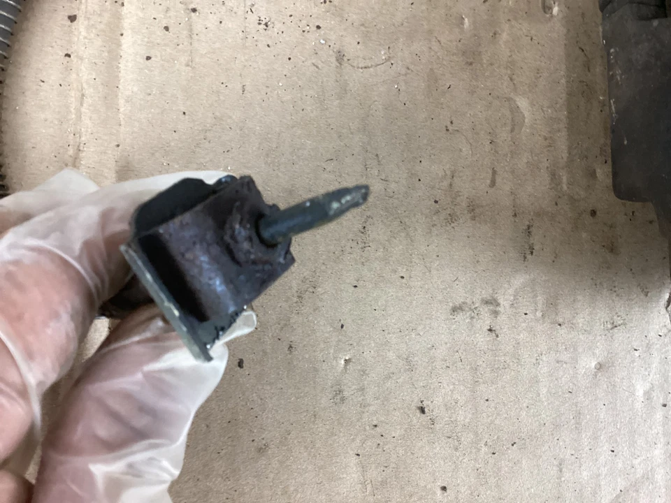 2013-2016 Mercedes Benz GL450 Disc Brake Caliper Holder OEM - Image 3 of 4