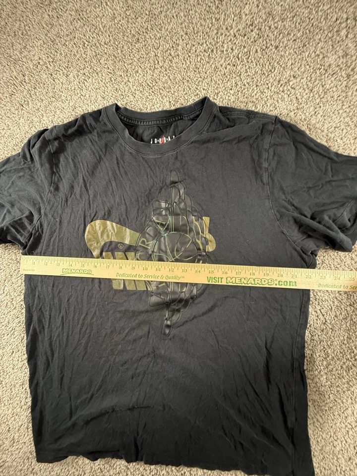 Camiseta clásica Jumpman Air Jordan Standard Fit XL negra y dorada para hombre Foto 4 de 4