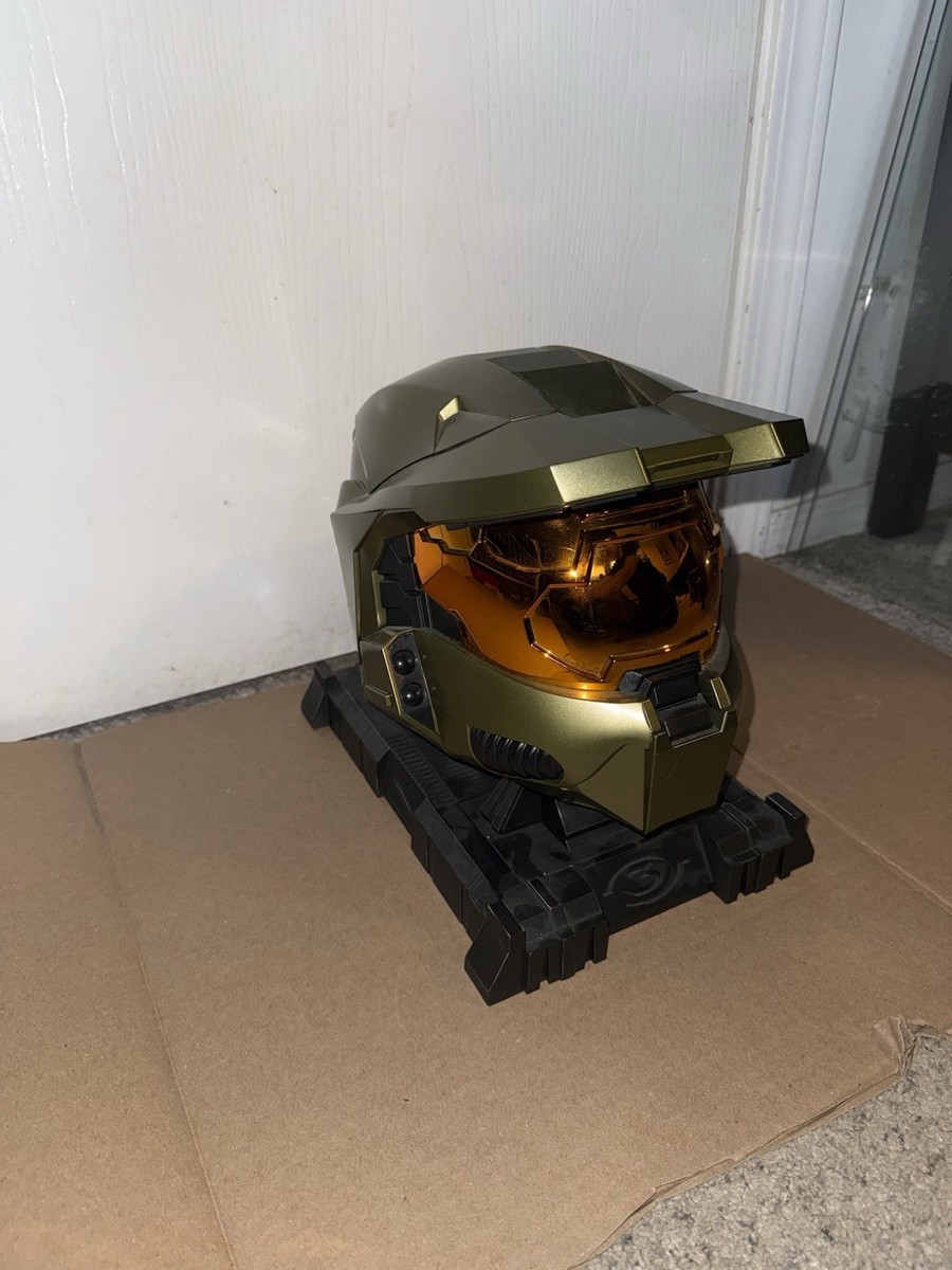 Microsoft Halo HT0660BASE Master Chief Helmet and Base with Cover