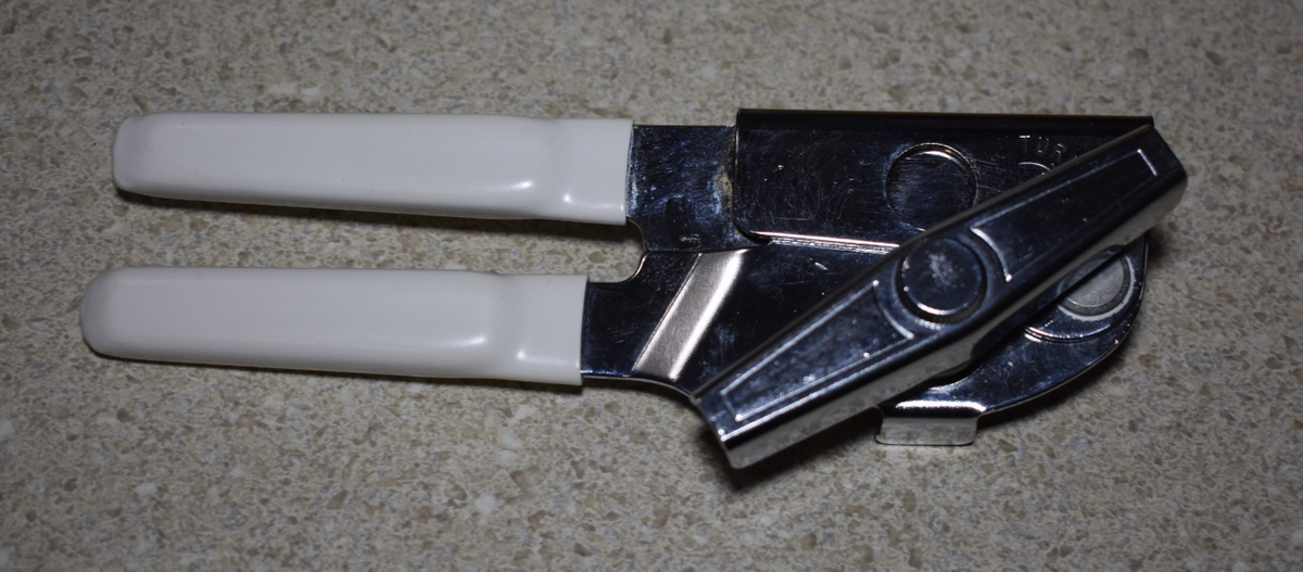 Vintage SWING-A-WAY Swing Away Manual Can Opener w Bottle Opener