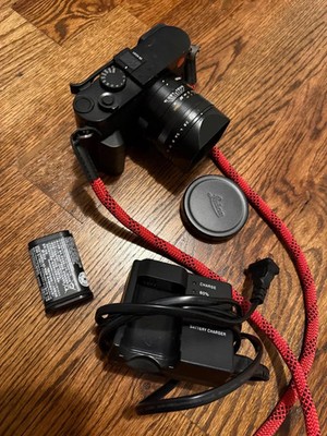 LEICA Q2 W/ EXTRAS (Read description)
