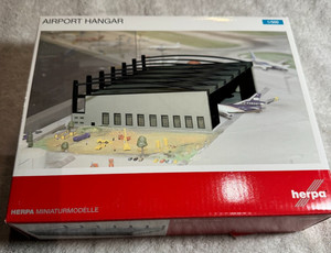 Herpa Wings 519762 Airport Hangar 1:500 Scale