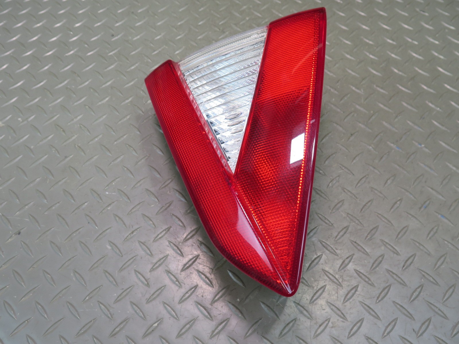 2008-2012 MASERATI GRANTURISMO M145 REAR RIGHT INNER TAIL LIGHT LAMP 231568
