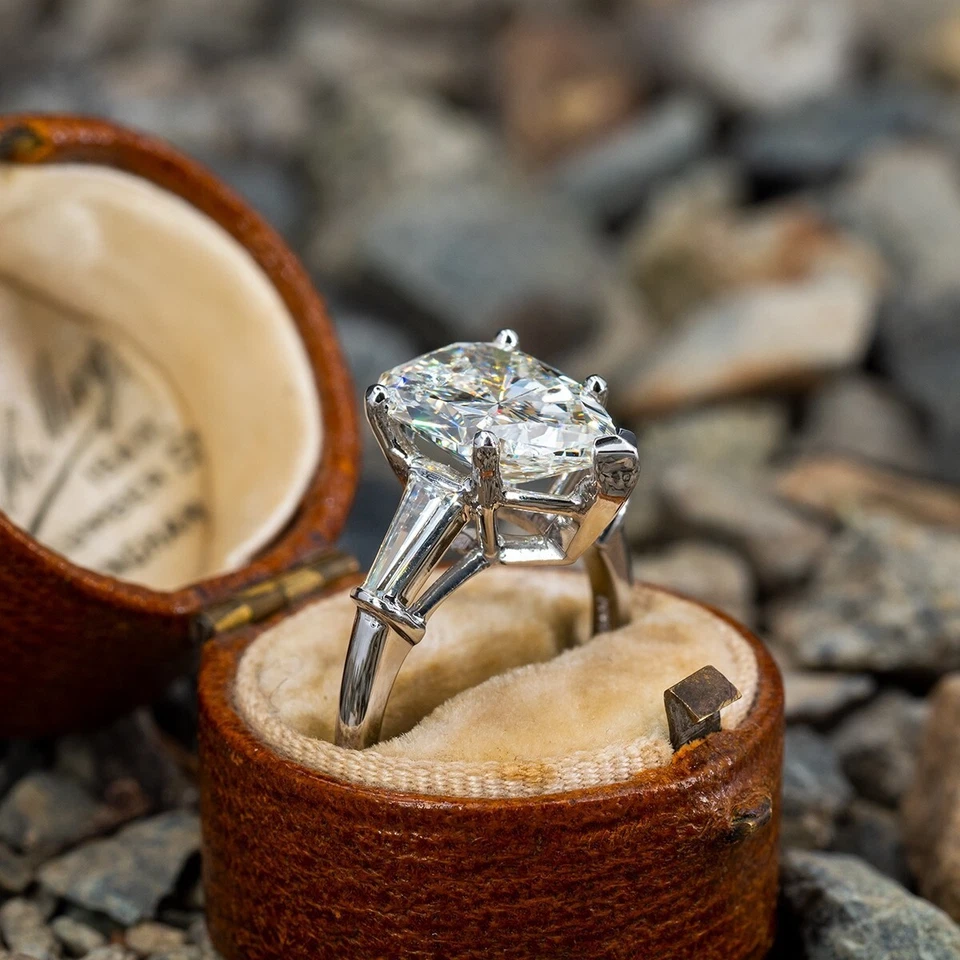 Anillo de compromiso de moissanita real de 3 quilates delicado corte pera chapado en oro blanco de 14K Foto 4 de 4