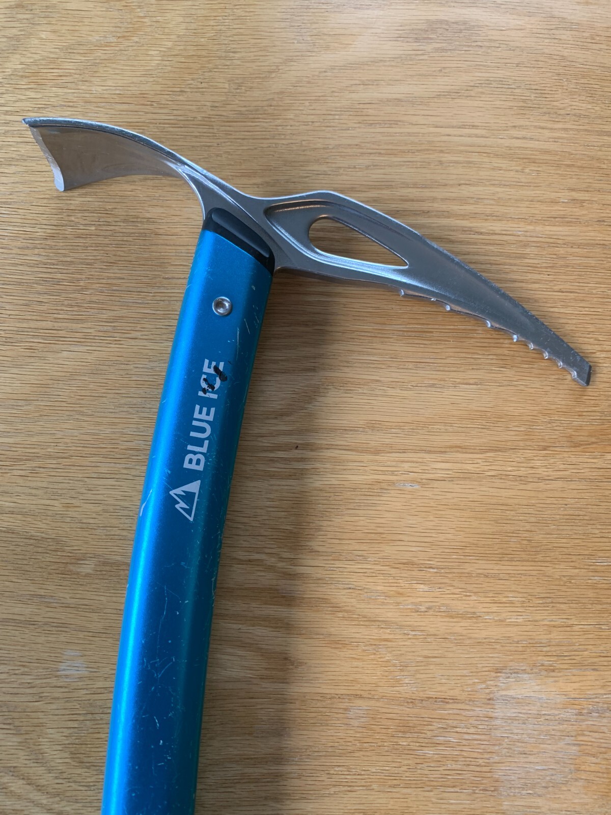 BLUE ICE BLUEBIRD LIGHTWEIGHT MOUNTAINEERING SKI TOURING ICE AXE. 49cm