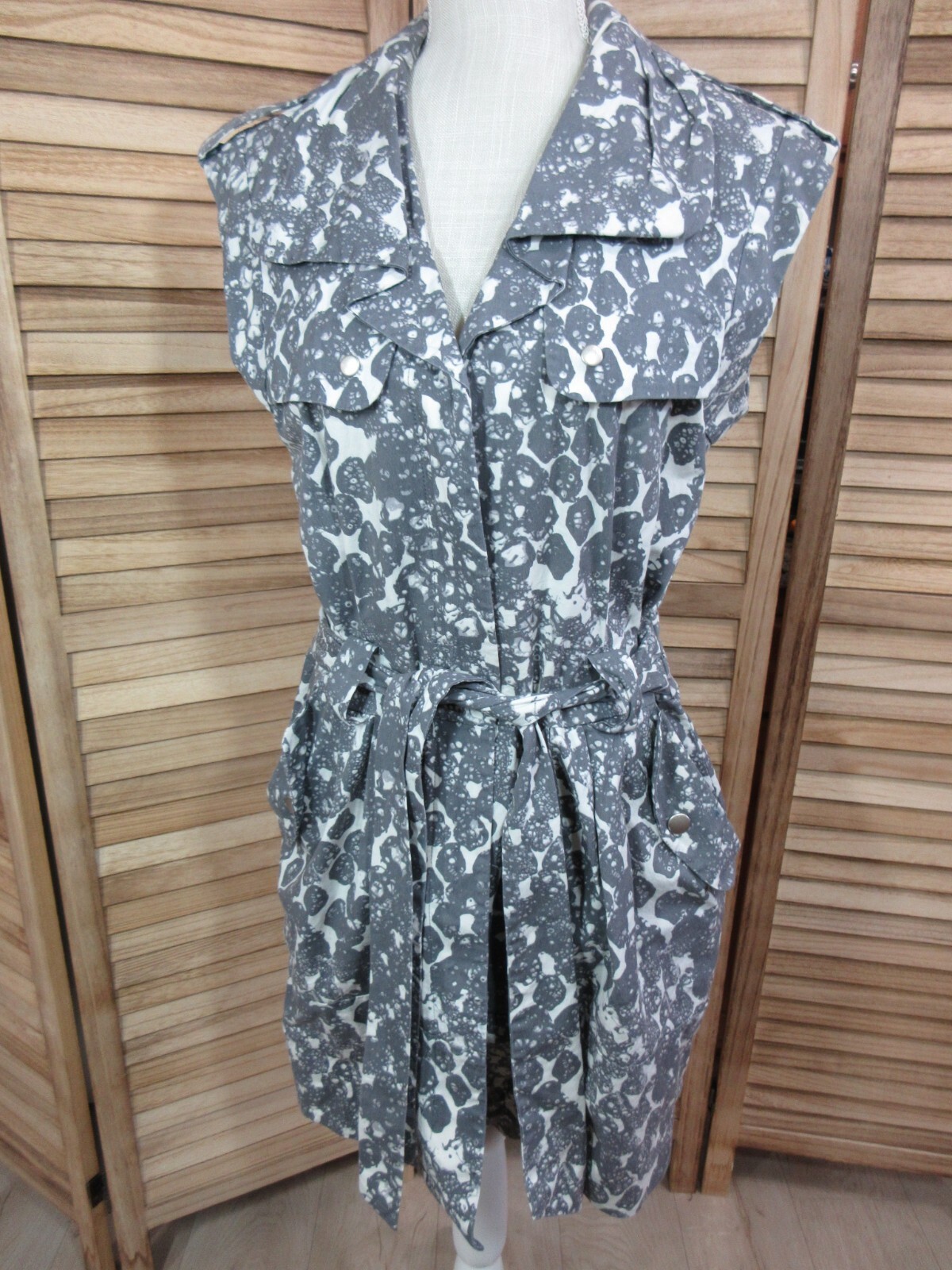 Cynthia Steffe Gray/White Sleeveless Dress w/Belted Front SZ 10 w/Small Flaw