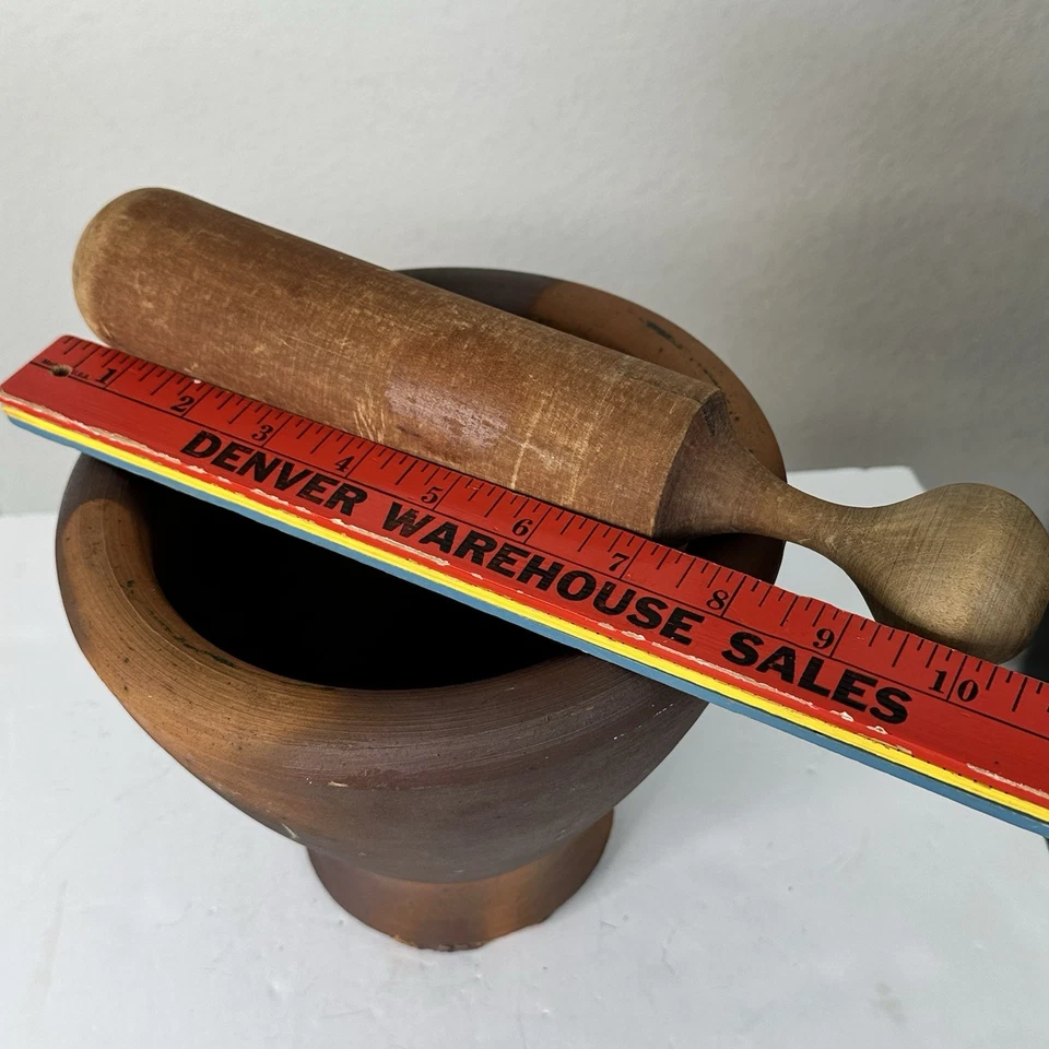 Mortero grande antiguo primitivo de arcilla roja y molinillo de hierbas de mazo de madera Foto 4 de 4