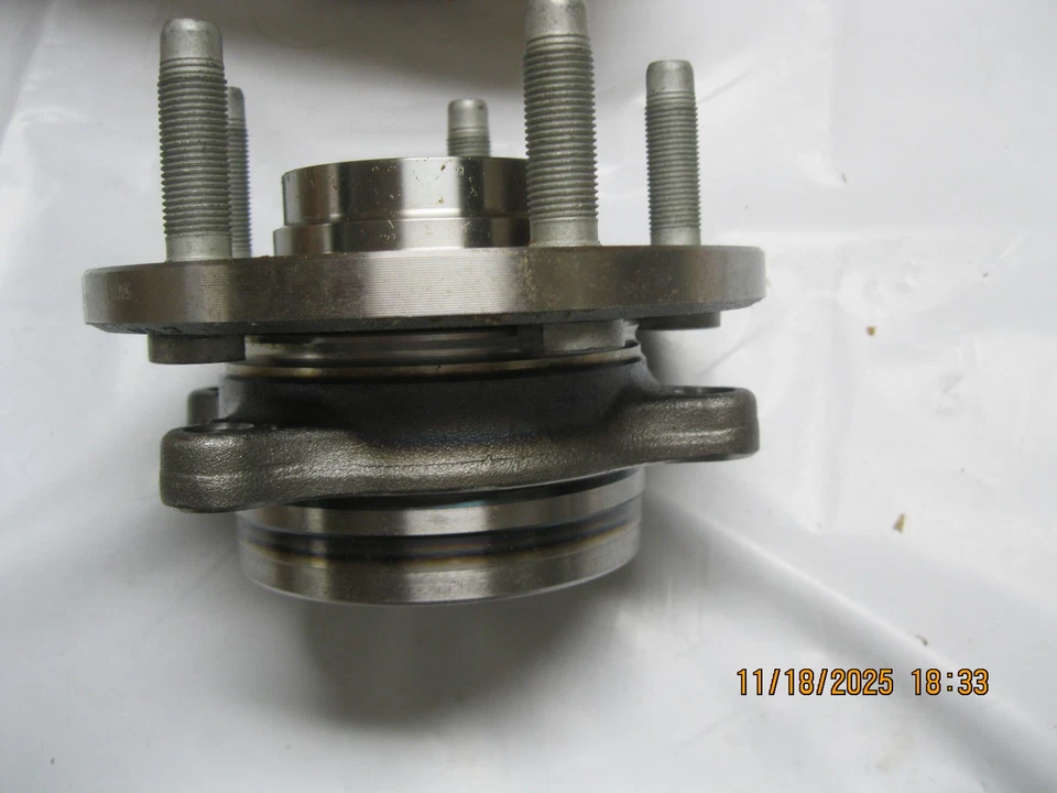 Wheel Hub Motorcraft HUB-182 BT4Z-1104-B Foto 3 de 4