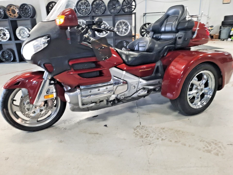 2001 Honda Gold Wing  - Image 2 of 4