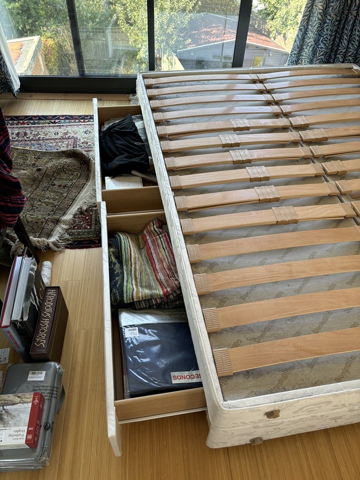 Dunlopillo Double Divan Bed Base With Castors and 4drawer storage