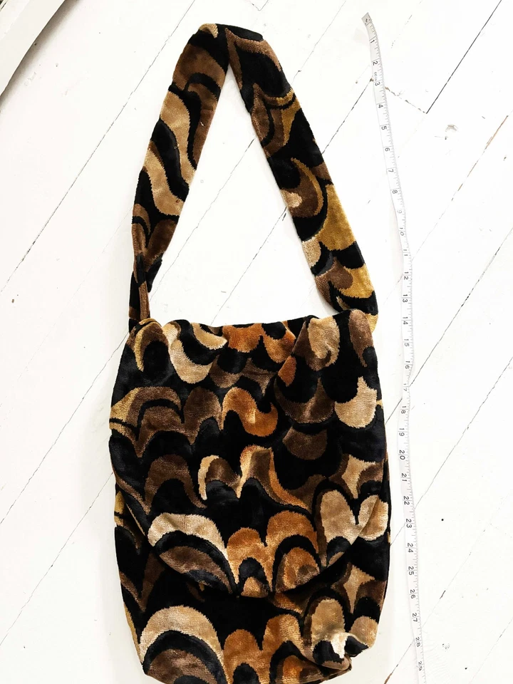 Vintage Brown Velvet Carpet Bag – Unique Pattern, Flap Closure, Cotton Lined - Image 2 of 4