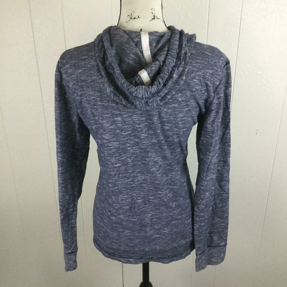 L.O.G.G. Sudadera con Capucha H&M Botón Cuello en V Estampado Gris Para Mujer Talla M Foto 3 de 4