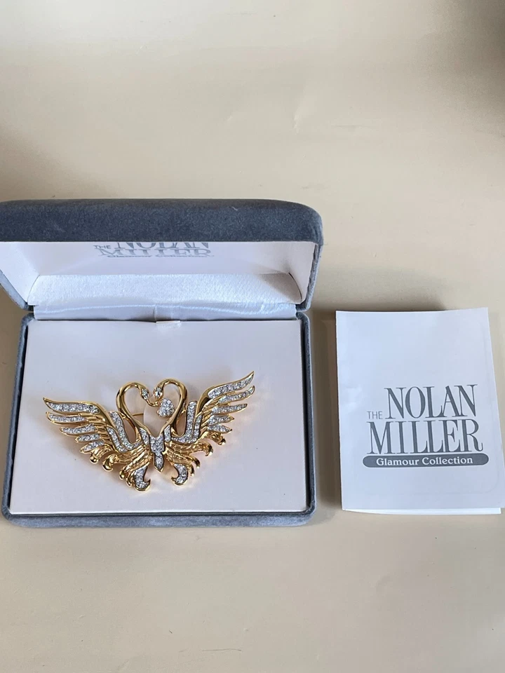 Broche Valentine Nolan Miller beijando cisnes em forma de coração cristais facetados cintilantes - Imagem 4 de 4