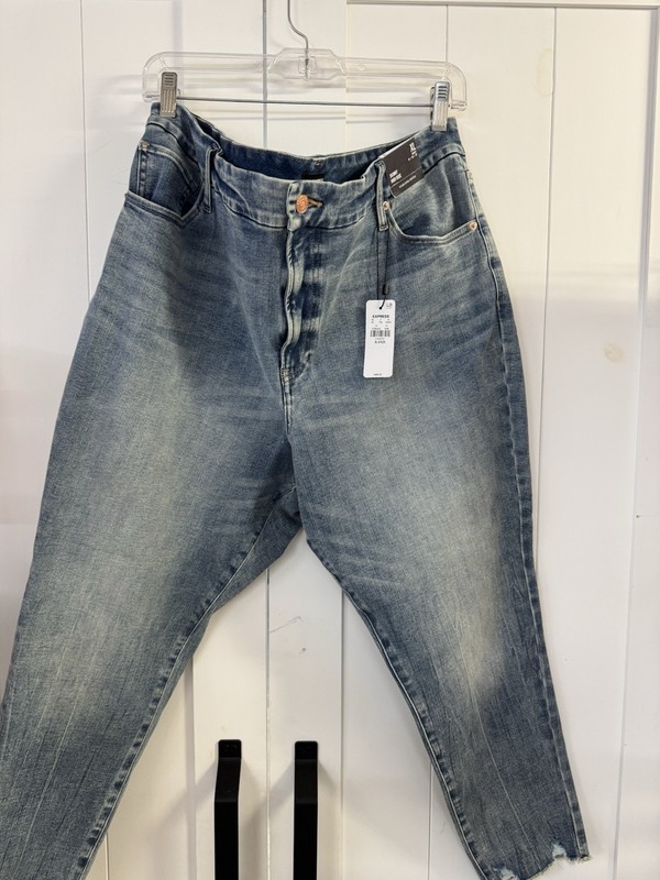 Women’s Stretch Capri Denim Express XL (18-22) NWT