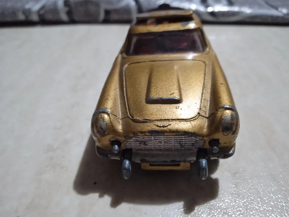 Corgi Toys 1/43  James Bond Aston Martin D B 5 No Politoys Mebetoys - Immagine 2 di 4