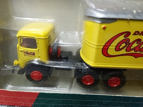 XX633 Coca-Cola 1:64 Mack "Coca Cola" confezione originale 3/2 semirimorchio valigia veicolo vintage nuovo ov - Foto 3 di 14