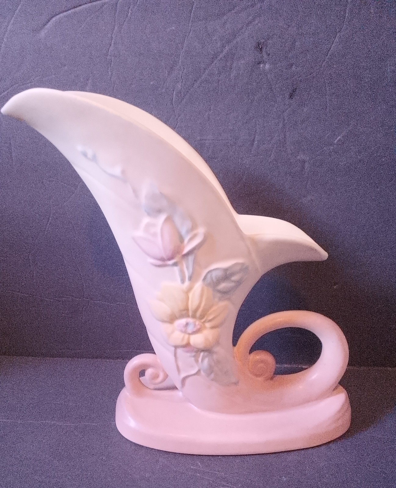 Vintage Hull Pottery Cream-Pink Magnolia Cornucopia Vase H 9”W7.5” READ