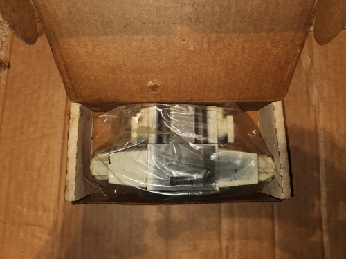 Parker D1VW1CVY 70 Directional Hydraulic Valve NEW