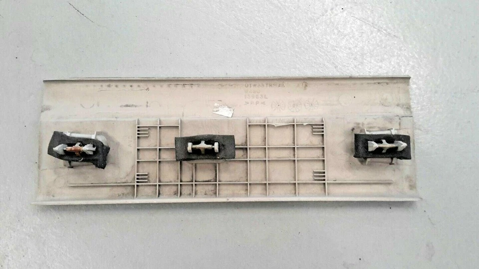 Panel de desgaste de placa de umbral de puerta gris del lado del conductor delantero para 04-08 Chrysler Pacifica Foto 3 de 3