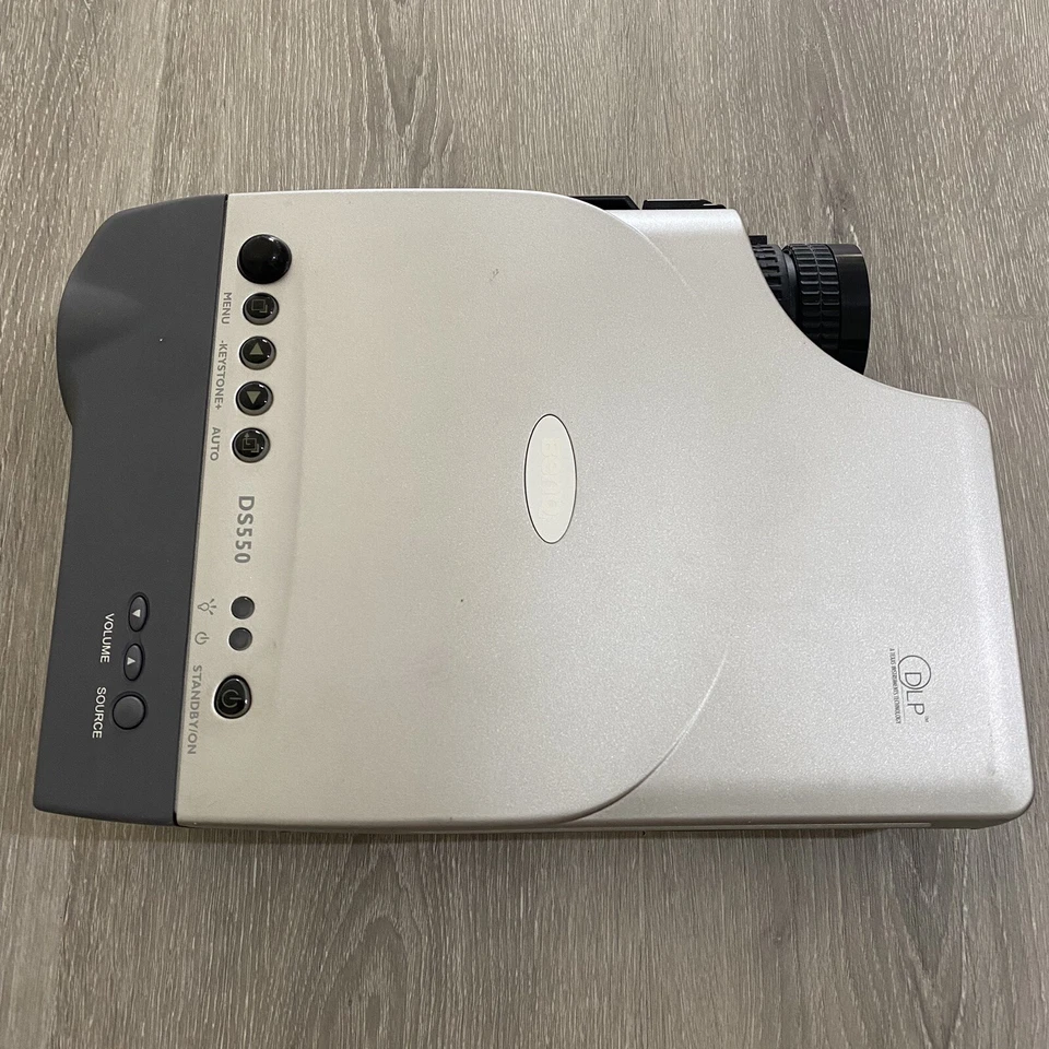 Proyector Portátil BenQ DS550 DLP SVGA Proyector con Control Remoto y Accesorios  Foto 2 de 4