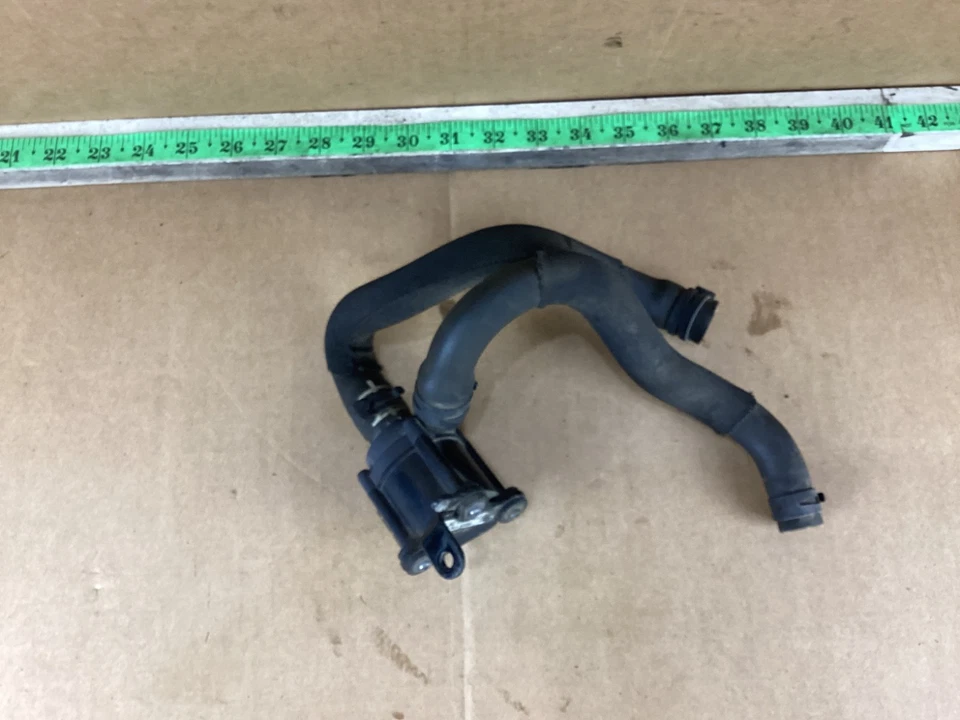 Volkswagen Jetta 2013-2025 bomba de agua auxiliar con tubo de manguera 5C0965561 OEM Foto 2 de 4