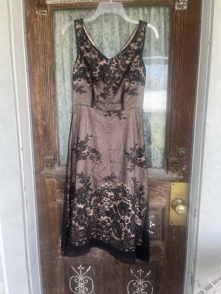 Vestido de encaje negro años 90 con base rosa  Foto 2 de 4