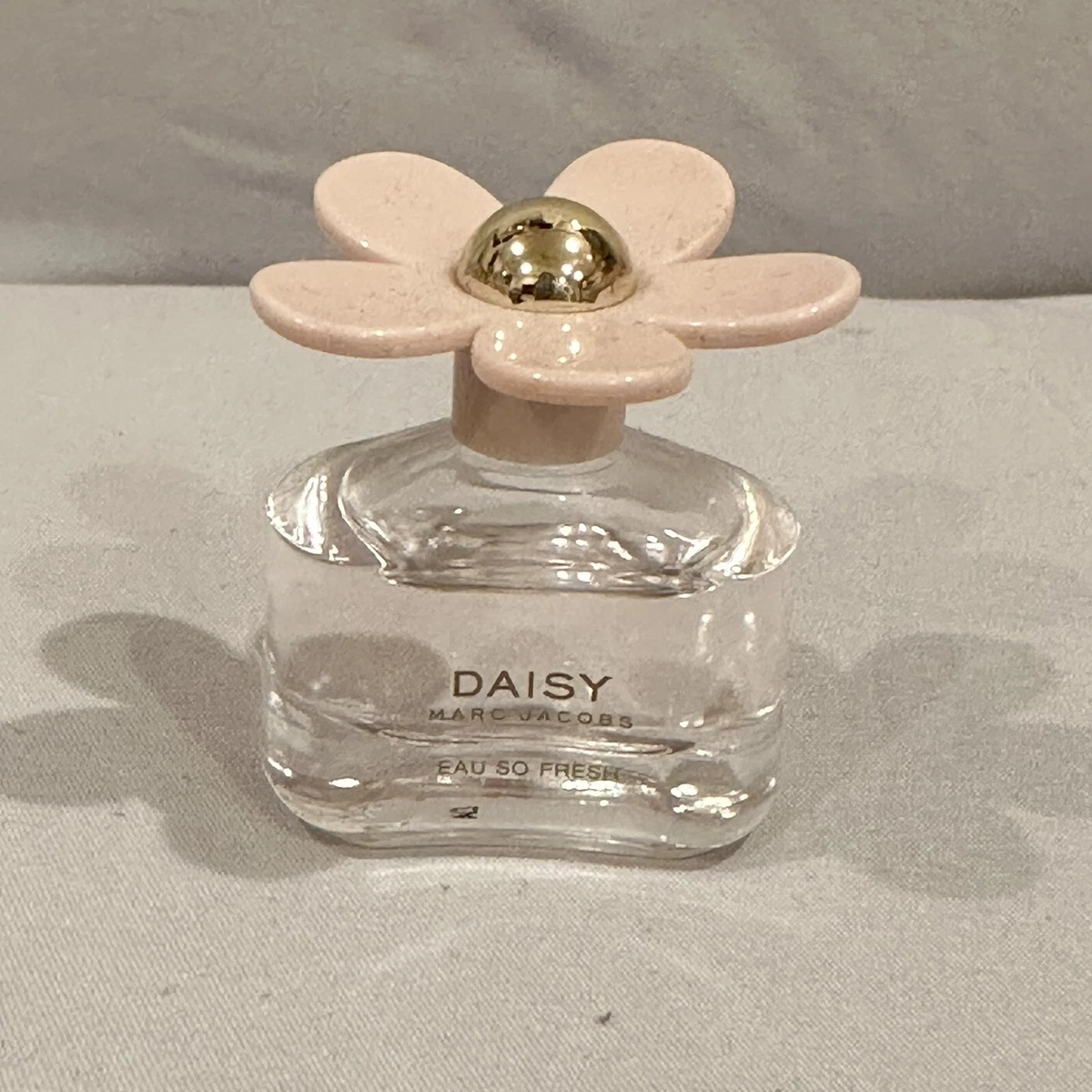 Amazon.com : Marc Jacobs Daisy Eau So Fresh Mini Perfume Gift Set (Includes  1.0oz Spray & 0.33oz Purse Spray) : Beauty & Personal Care