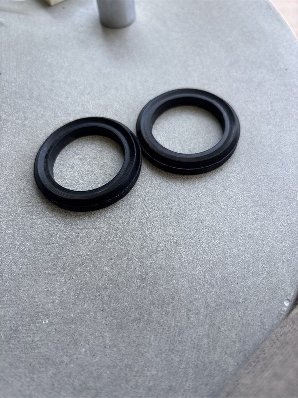 S.65140 Spindle Seal Fits Ford/New Holland, Pair