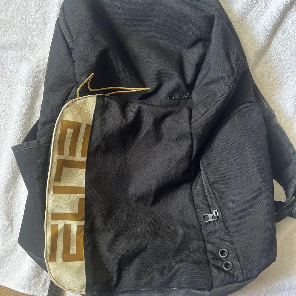 Mochila deportiva Nike Elite dorada y negra. Buen estado pero sin etiquetas. Foto 2 de 4