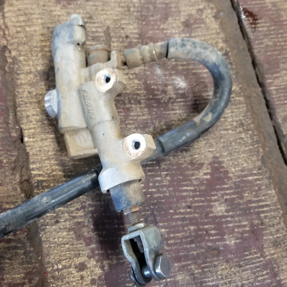 2003 03-05 Yamaha YZ450F YZ Pinza de freno trasera Soporte Cilindro maestro Manguera CB Foto 2 de 4