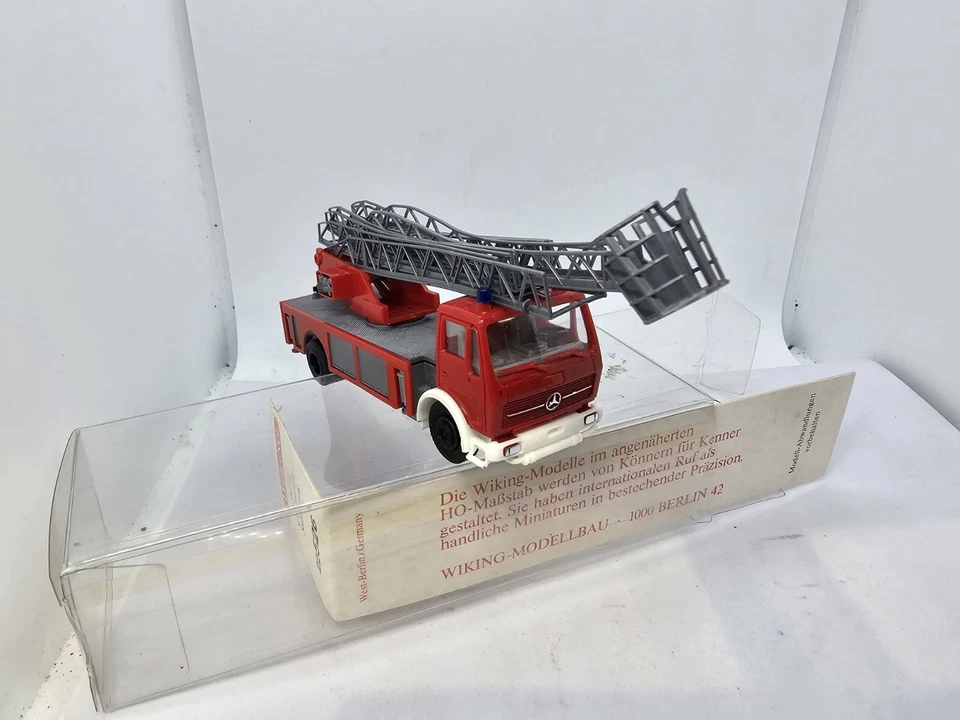 CAMIÓN DE BOMBEROS ESCALERA EXTENSIBLE MERCEDES ESCALA HO WIKING EN ESTUCHE DE PLÁSTICO. Foto 4 de 4