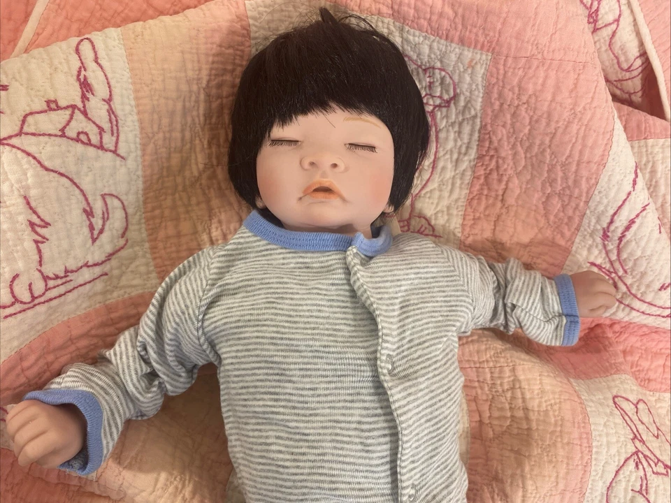 Letrero numerado cabello negro bebé recién nacido Laura Lee Eagles Paradise Galleries Foto 2 de 4