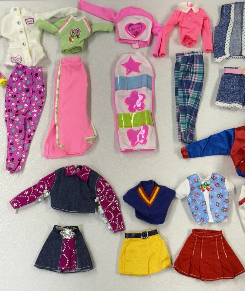 13 conjuntos a juego de muñecas Barbie de la década de 1990 juegos de parte superior e inferior 27 piezas usados en excelente estado Foto 3 de 4