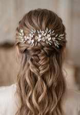 Brauthaarschmuck Gold &ndash; Eleganter Haarkamm wei&szlig;e Bl&uuml;ten & hellblaue Steine