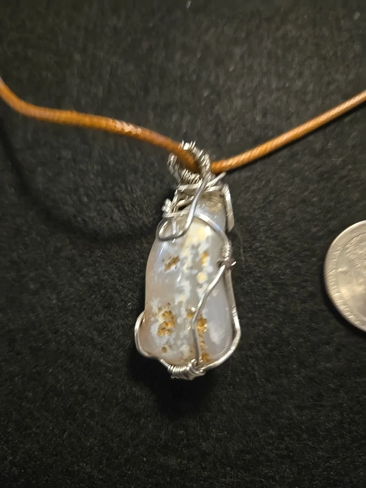 Colgante de ágata blanca pulida. S.s. Envuelto en alambre. Foto 2 de 3