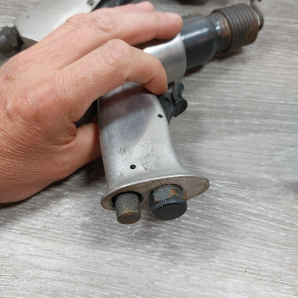 Llave de impacto Campbell-Hausfeld 1/2" más martillo neumático de barril corto sin insertos Foto 2 de 4