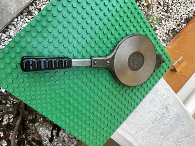 Vintage JOTUL Cast Iron Pizelle Krumcake Crepe Maker Product of Norway Shown