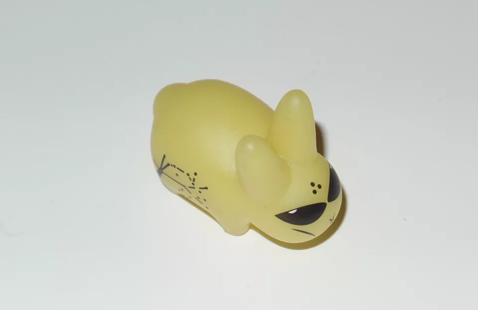 Kidrobot Lore of the Labbit Alien Brilla en la Oscuridad GID 1.5" Figura Vinilo Kozik Foto 4 de 4
