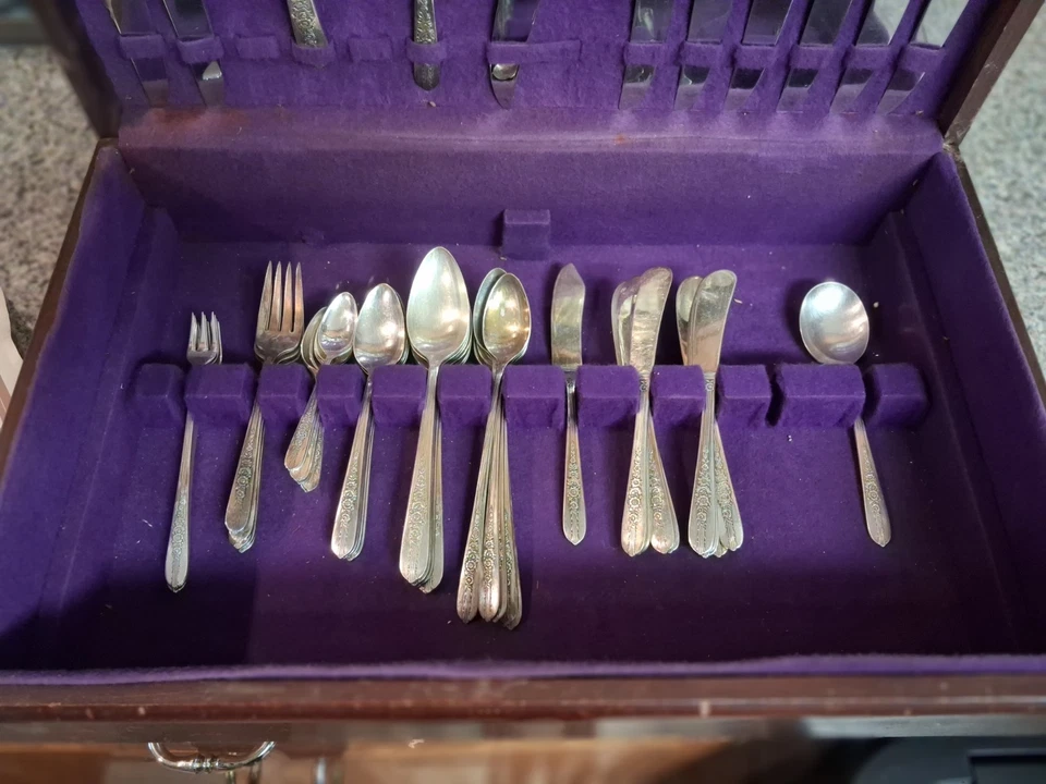Antigo Conjunto de Talheres Nobility Royal Rose Silverware em Caixa de Madeira COMO ESTÁ -Foi Armazenado - Imagem 2 de 4