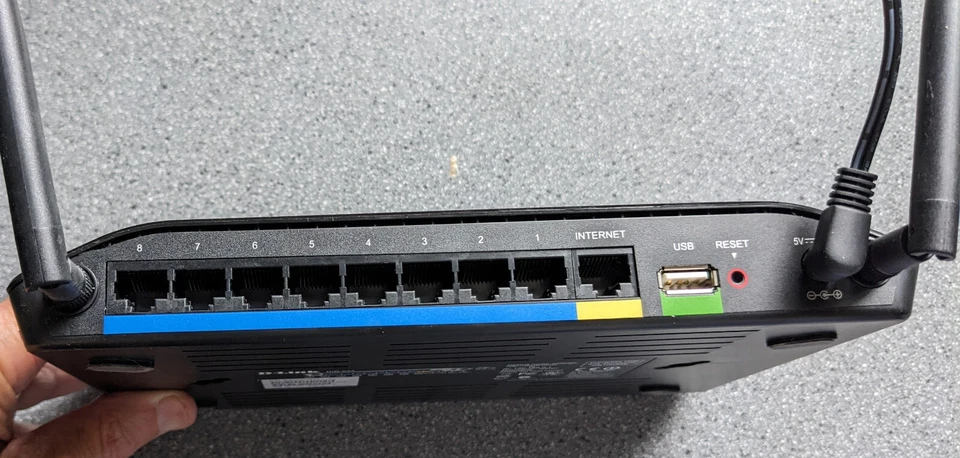 D-link Wireless Router DIR-632 - 8 Ethernet 10/100 Ports and WiFi  - working - Image 2 of 4
